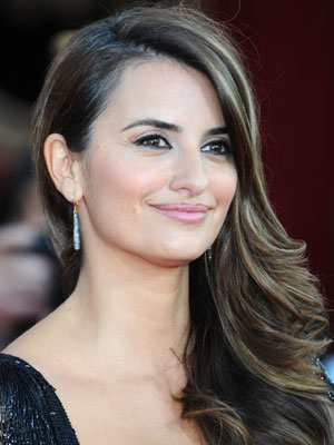 penelope cruz hair 2010. This is Penelope#39;s go-to look