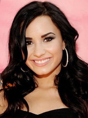 demi lovato hair color 2010. Demi Lovato was all smiles
