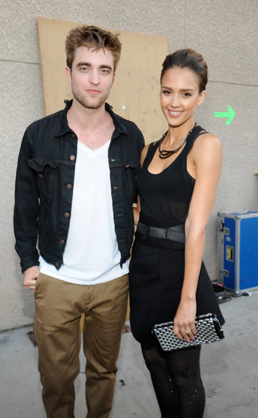 [Source: MTV] Robert Pattinson with actress Jessica Alba.