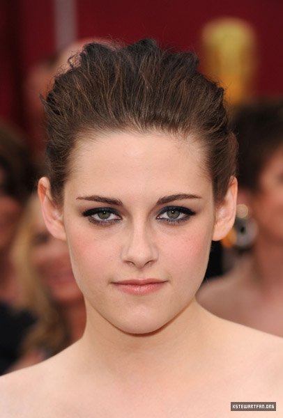 New pictures of the beautiful Kristen Stewart on the red carpet for the 82nd 