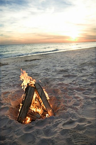 Decorating Ideas For a Beach Bonfire