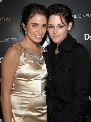 kristen stewart in twilight new moon. Nikki Reed and Kristen Stewart