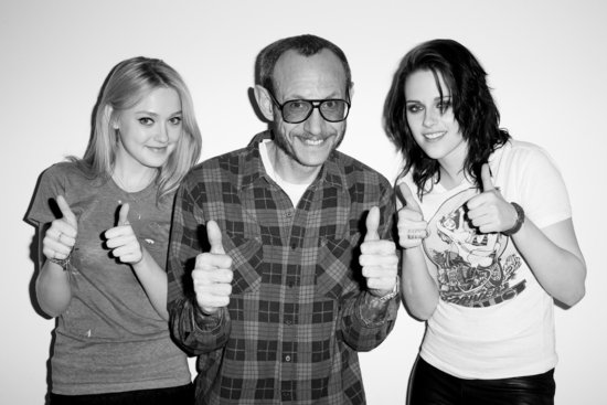 New Pics: Kristen Stewart & Dakota Fanning's Rolling Stone Photo Shoot In HQ 