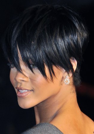 rihanna short hair styles 2010. Rihanna short hair style