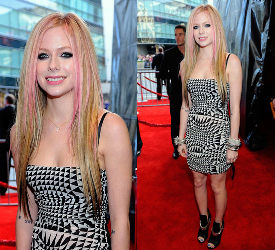 avril lavigne pink streaks. Avril Lavigne just made her