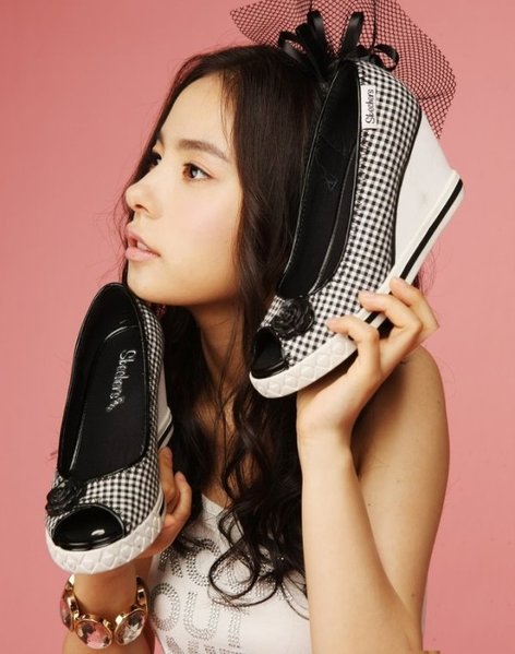 Min Hyo Rin is a Korean singer and famous model. She is famous for her gorgeous haircuts and styles. Her hairstyles are very popular among teenage korean 