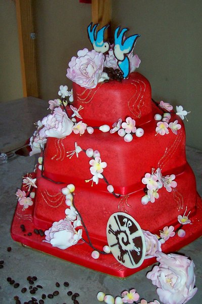 red wedding cake with birds Romantic Red Wedding Cakes