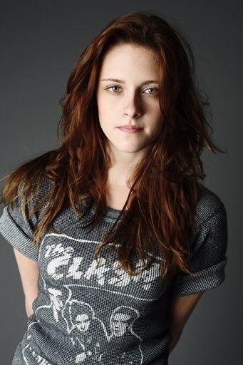 Kristen Stewart is looking gorgeously beautiful with her long wavy hair with 