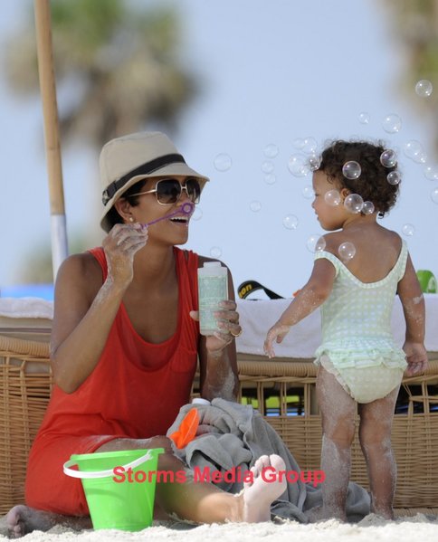 halle berry baby pictures nahla 2010. Halle+erry+aby+beach