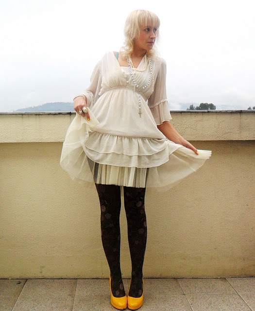 http://ivaniadiamond.blogspot.com/2011/01/look-day-yellow-shoes-yellow-nails.html