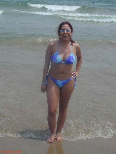 http://media.onsugar.com/files/2011/02/08/4/1443/14438637/50/Indian-Girls-in-Bikini-1.jpg