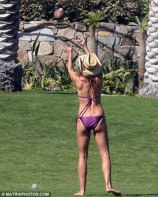 Cindy Crawford Flaunts Her Fabulous Figure In Hot Bikini