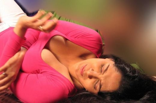 desi hot cleavage show by south indian actress