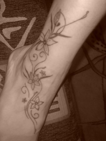 tattoos of flowers on hip. Tattoos Of Flowers On Hip.