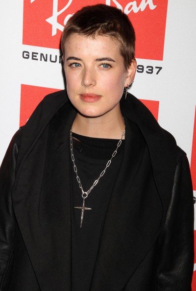 Cate Blanchett Short Hair on Trullie Showed Off Her Short Cropped Hairdo While Hitting The Ray Ban