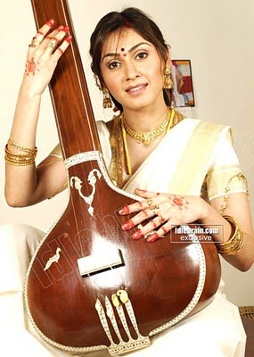Cute MASALA DESI HOT Actress MANJARI FADNIS Lovely Pics in Traditional Saree 
