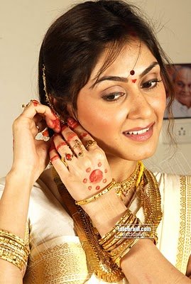 Cute MASALA DESI HOT Actress MANJARI FADNIS Lovely Pics in Traditional Saree 