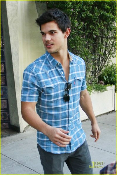 Taylor+lautner+and+lily+collins+break+up