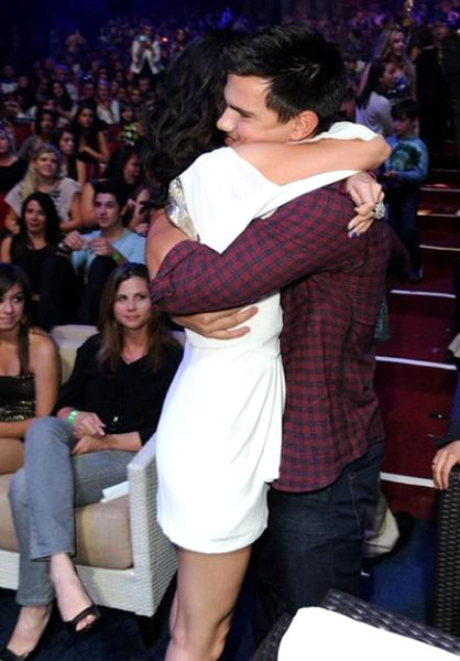 selena gomez taylor lautner hugging. Cute picture of Taylor Lautner