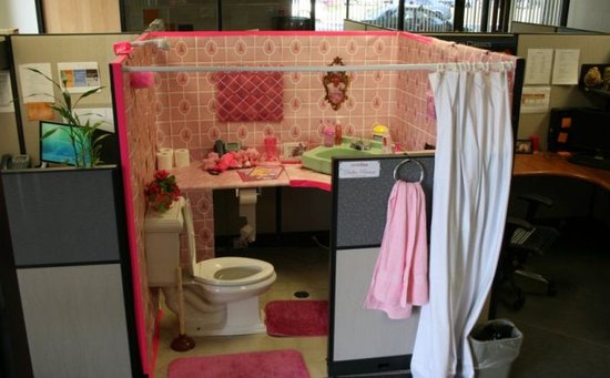 office-cubicle-turned-into-a-toilet-prank