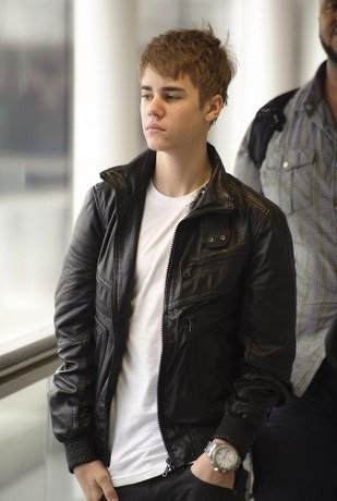 justin bieber indonesia airport. Justin Bieber Heathrow Airport
