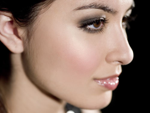 applying smokey eye makeup. how to put on eye makeup for