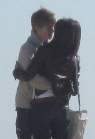 pics of selena gomez and justin bieber on the beach. justin bieber selena gomez