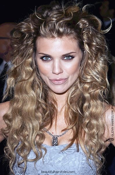 AnnaLynne McCord 23 hit the red carpet with a huge mane