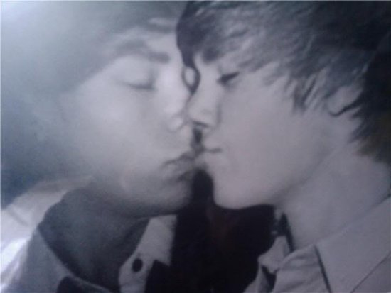 pictures of justin bieber kissing a boy. Is Justin Bieber Kissing A Boy