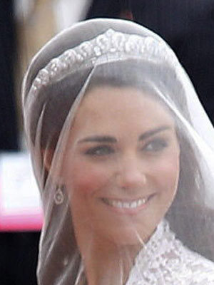 princess diana wedding tiara. Princess Diana on her wedding