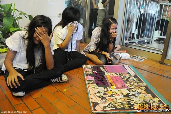 justin bieber indonesia airport. Hundreds of Bieber Fans Crying