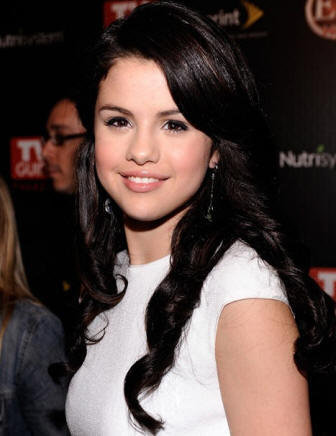 Selena Gomez Bangs Hairstyle. selena gomez short haircut