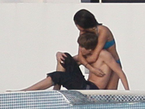 selena gomez bikini justin bieber. selena gomez bikini blue.