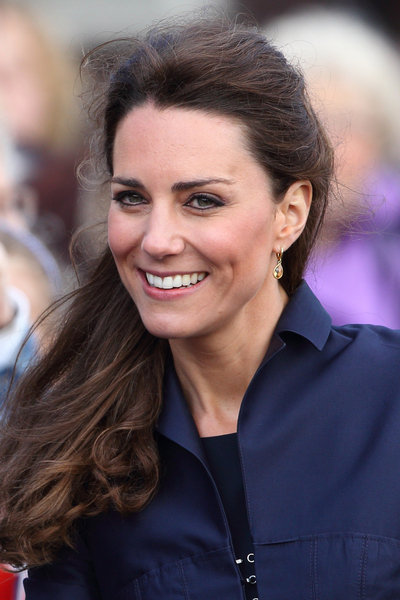 kate middleton wedding dress designer. kate middleton and prince