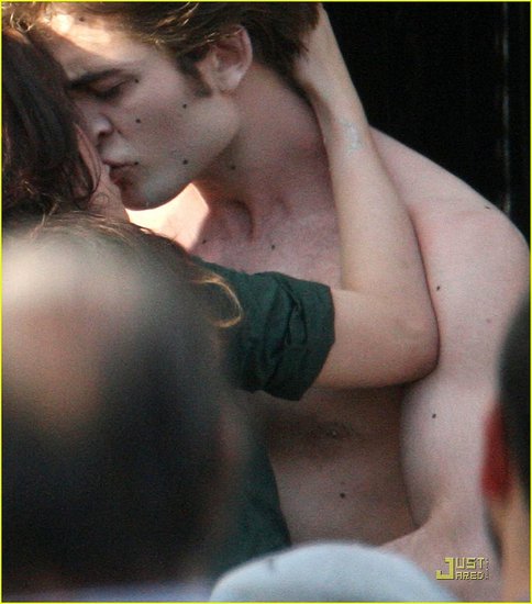 kristen stewart and robert pattinson kissing in new moon. Cole and Robert Pattinson