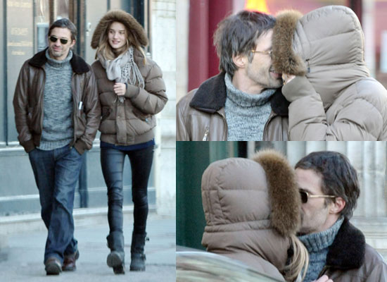 To see more pictures of Rosie and Olivier kissing all over Paris, 