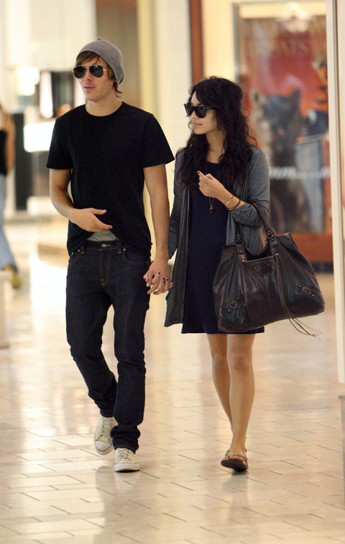 Zac Efron is such a sweetie and totally IN LOVE with Vanessa Hudgens!