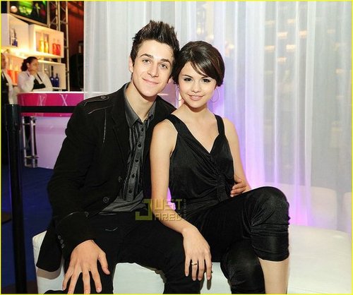 selena gomez kissing david henrie. Selena Gomez - Undercover