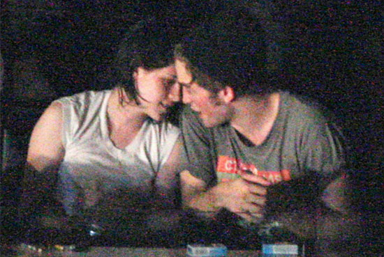 kristen stewart and robert pattinson kissing. Kristen Stewart and Robert