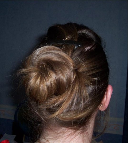 how to make a messy bun hairstyle