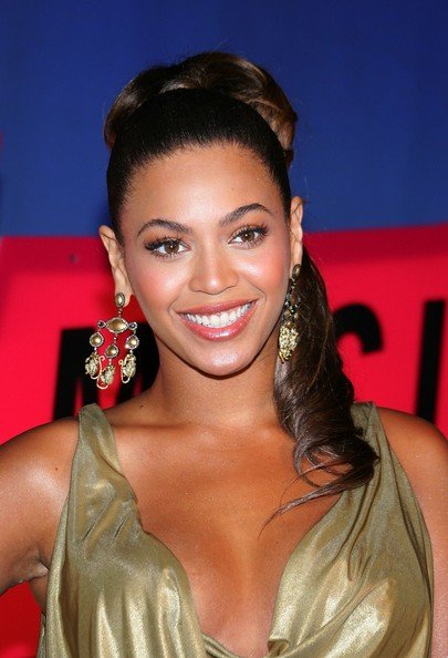Whatever her looks Beyonce always looks chic, fashionable and her hairstyles 