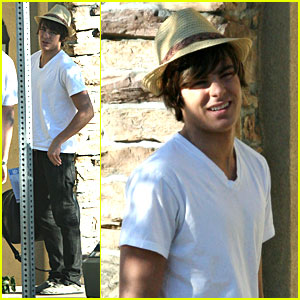 Zac Efron is a Nice Neighbor Zac Efron is a Nice Neighbor